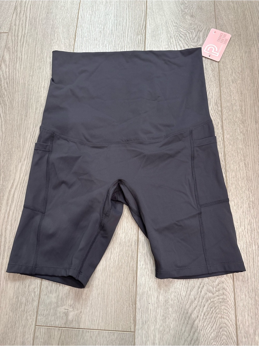 Nwt  Women's maternity Bike Shorts with Pocket Panels poshdivah M